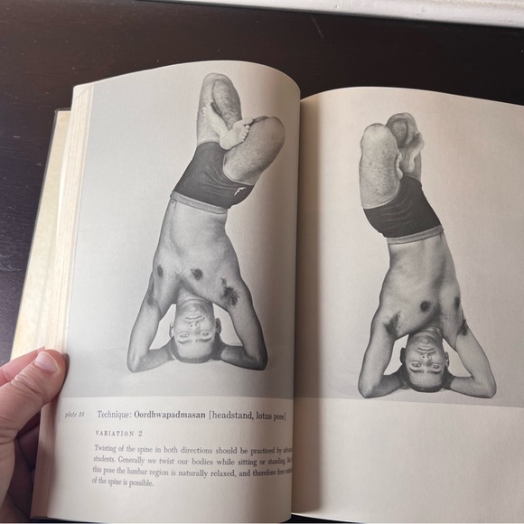 Vintage 1960 1st Edition “The Complete Illustrated Book of Yoga” by Swami Vishnu - Picture 8 of 10